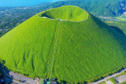 日本の大室山を見た外国人が衝撃「緑色が均一すぎる」「物凄い量の抹茶だな」