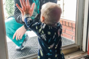 【新型コロナ】感染リスクの高い病院で働く医師が幼い息子と面会、窓越しで・・・。凄く切なくなる写真が海外で話題に