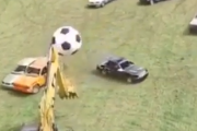 大迫力！広い敷地で車がプレイヤーになった大スケールサッカー。海外の反応