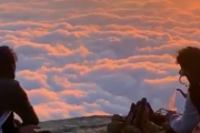 最高に眺めの良い場所で夕食を。雲の上で食べる食事。海外の反応