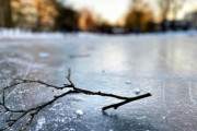 まるで漫画の世界！？氷の上での壮大なサイクリング「あなたのアートは本当に素晴らしい」「シートが壊れたらどうなるか」海外の反応