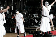 BABYMETALのコンサートで踊って歌う神バンド　“古き良き時代だ”　【海外の反応】