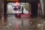 何がどうしてこうなった・・・。水没した車の上でひとりたたずむ悲しい男。海外の反応