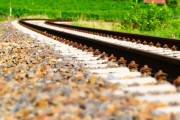 線路に横たわって電話をしていた女性の上を列車が通過！衝撃映像は本物なのか？
