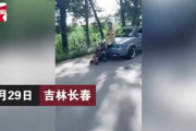 危険！赤ちゃんを乗せたベビーカーを車のボンネットに座って押すバカ夫婦