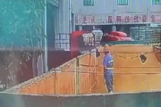 韓国人「中国の青島ビール工場で原料に小便をする映像が公開される…ﾌﾞﾙﾌﾞﾙ」