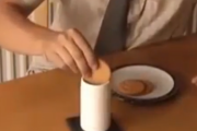 その手があったか！どうしてもクッキーにミルクをつけて食べたいときってあるよね。海外の反応