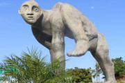 メキシコ人「お前らの国にある最も醜悪な像を見せてくれ！」