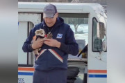 【海外】「1週間の出張から帰った郵便配達員が愛犬に贈った感動のサプライズギフト」