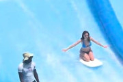 人工サーフィンで転倒してビキニが脱げてしまった…ライフガードの手慣れた動きが女性客を救う