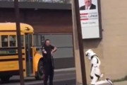 海外「ストームトルーパーのコスプレをしている人に銃を向け逮捕する警察」