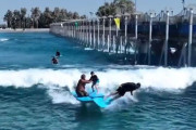 「これは上達するはず…」少年を教えるサーフィン・インストラクターのスゴ技
