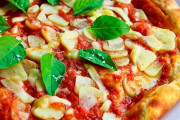 外国人大好きのピザ♪日本ではピザに何を乗せるの？「エンディングが大好き笑」「ピザを食べて泳ぐ」海外の反応