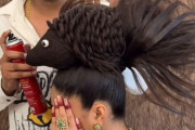 頭に魚？花嫁のヘアスタイルが斬新過ぎる！