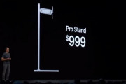 「アップルの10万円以上するモニタースタンドが高過ぎるので…これで解決した！」とある喫茶店の光景