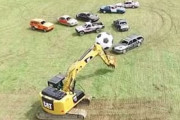 海外の反応「楽しそうだ！」車とショベルカーによる“ド迫力”サッカーが大反響　環境問題を指摘する声も