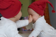 双子の赤ちゃんに小さなタトゥーを入れた母親。それにはこんな事情があった。