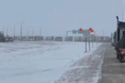 海外「カナダのトラック運転手達がコロナ規制に反対してアメリカ国境の道を封鎖する」