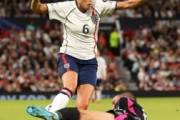 外国人「性別は関係ない」元イタリア代表、男女平等タックルに海外騒然！チャリティーマッチで女子選手にお見舞い！【海外の反応】