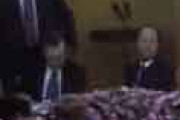 海外「とある日本語スラングが生まれた事件だ」 米大統領が日本の首相の膝に戻す動画が話題