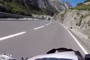ファッキュー！片側一車線の峠道で危険な追い越ししてくる対向車。海外の反応