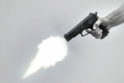 フロリダ男性「目が覚めたら頭が痛い…」医者「頭の中に銃弾が！」→妻が寝てる間に撃っていた
