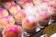 韓国人「日本で売られてる “ビキニ姿の桃ケーキ” がえちえち過ぎるんだが…！」「まさかの2色展開ww」