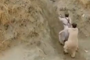 海外「アフガニスタン人の麻薬密輸方法wwww」