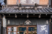 外国人「日本の古い建物が大好きすぎるのでみんなにも見せていく！」