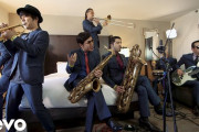 ホテルの部屋で演奏する日本のスカバンド（海外の反応）