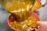 日本のカレーうどんに海外仰天！外国人「カツカレーうどんって反則の組み合わせじゃん！」