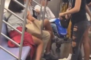 海外「アメリカで横行する黒人によるアジア人ヘイト。子供連れのアジア系家族に嫌がらせをする若者たち」