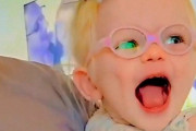 「初めて見る鮮明なパパとママ…」メガネをかけてもらって喜びを爆発させる幼児たち