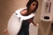 これが女子がトイレの遅い理由か。女子トイレでの女の奇行。海外の反応