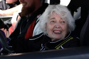 【海外】83歳の女性レースカー超ファンが偏見を乗り越えてついに運転体験！