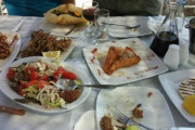 ギリシャ人「友達と外食に行って誰が奢るか口論になるのって俺達の国だけ？」