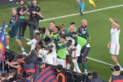 【海外の反応】クラシコでバルサファンがレアル選手を“遠隔”で殴る「永久追放しろ！」