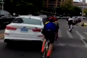 ちょっとスピード貸してもらうよ。勝手に車を掴む自転車乗りに天罰が下る。海外の反応
