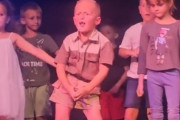 「彼は人生2週目に違いない！」小さな男の子の踊りのパフォーマンスが保護者たちを熱狂させる