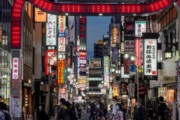 【韓国の反応】五輪も防げなかった日本の地価最大の歓楽街、歌舞伎町10%が大幅下落。韓国の反応「文在寅と民主党は何の祭りもなしに住宅価格を急騰させた。」