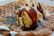 アメリカ人「同じチェーン店の『ワッフルハウス』が隣同士で2軒並んでた…」→理由が判明する