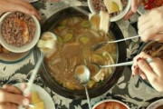韓国人「韓国食文化は『非衛生的文化』だった‥」唾が付いた汚いスプーンで鍋を大勢で食べる韓国料理の習慣がコロナを広めた　韓国の反応