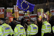 【悲報】英総選挙での大敗を気に入らない左翼ら、民主主義ガン無視で怒りの抗議デモをおっぱじめる