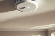 「こんな皮肉があるだろうか…」火災警報器が火を吹いた現場