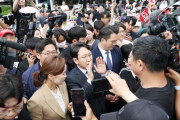 韓国人「『共産主義者は出ていけ！』民主党議員、不正選挙デモ隊に阻まれ体育施設の正常化訴えも空しく撤退」