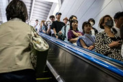 【海外の反応】日本の都市はエスカレーターで歩くことを禁止している　海外の反応「日本人はルールではなく他の人に従う、あまり効果がない」