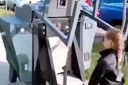 娘の夢を叶えるパパ…乗り込んで操縦できるロボットを用意する
