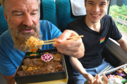 日本の電車で駅弁を満面の笑みで食べる外国人たち。何故かこっちまで嬉しくなりますね