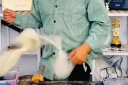 「予想を裏切り続ける…」綿菓子の職人親子のアートのようなテクニック