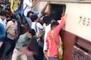 「インドの電車の混雑ぶりは知ってたけど、出発時はこんなことになるのか…」駅の光景
